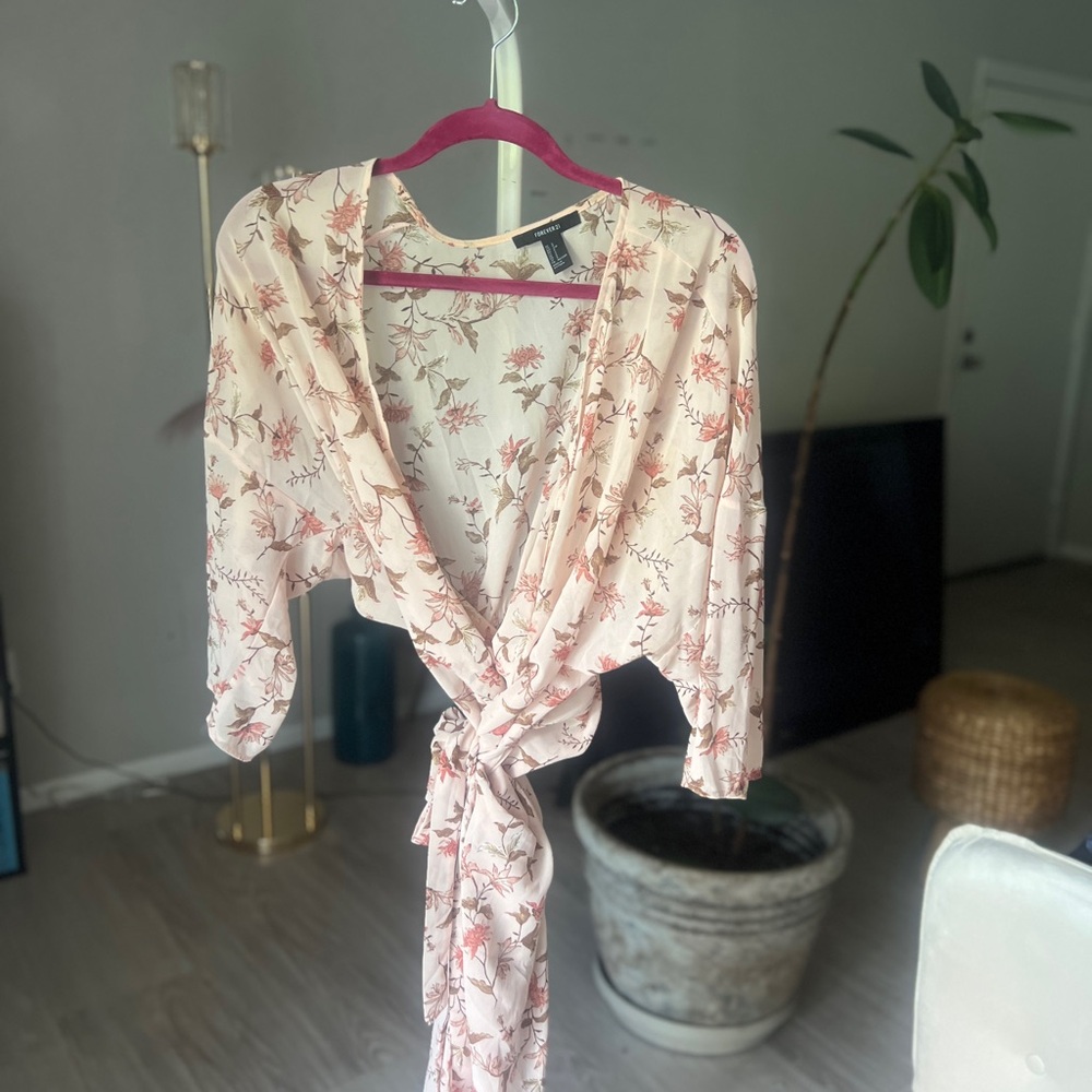 🌸 Romantic Wrap Moment – Feminine Floral Perfection! 🌸